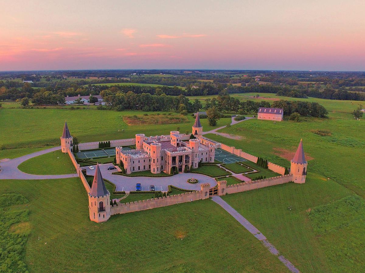 Готель Kentucky Castle Versailles Екстер'єр фото