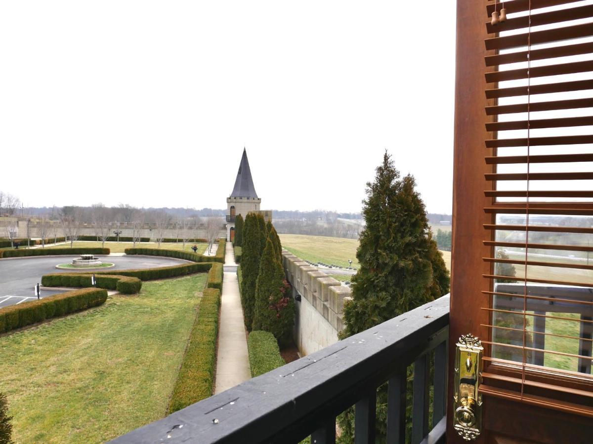 Готель Kentucky Castle Versailles Екстер'єр фото